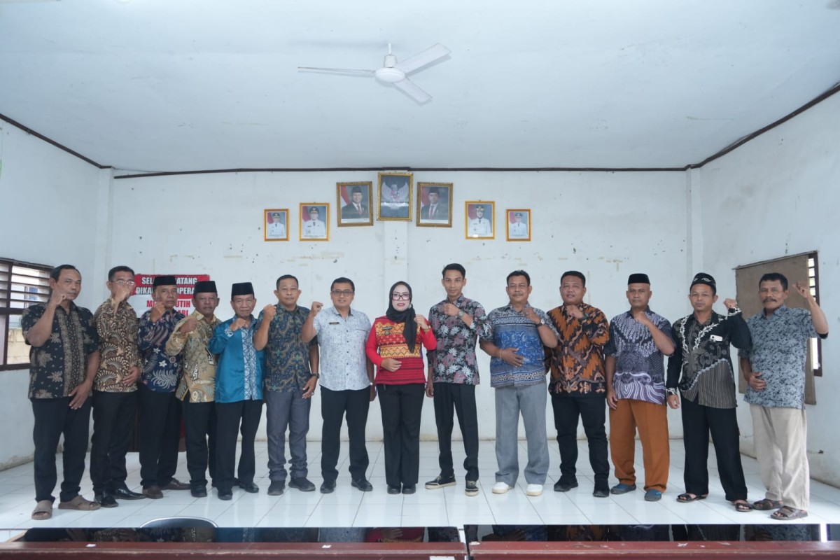 Camat Metro Utara Hadiri Penyerahan SK Ketua RW se-Kelurahan Banjarsari