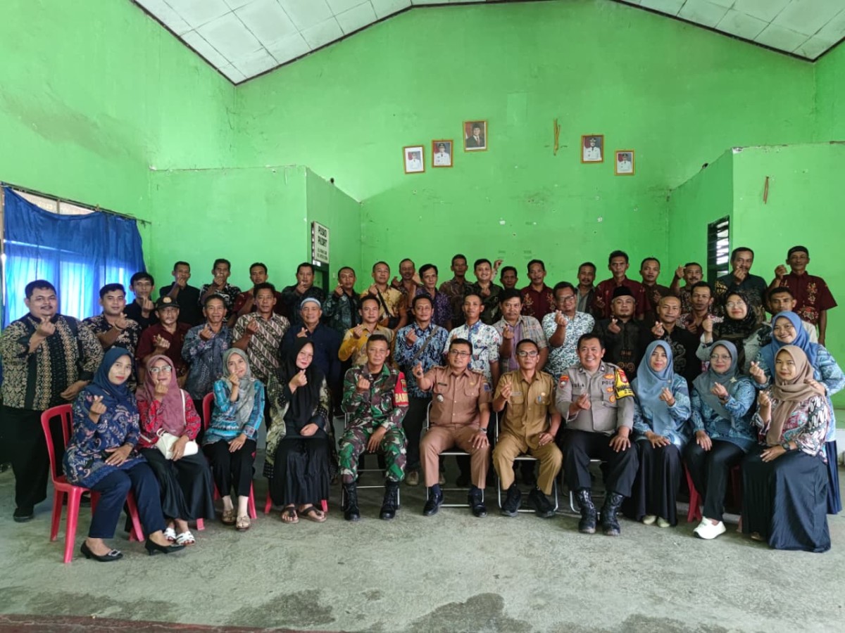 Camat Metro Utara Hadiri Penyerahan SK RT dan RW Kelurahan Purwosari